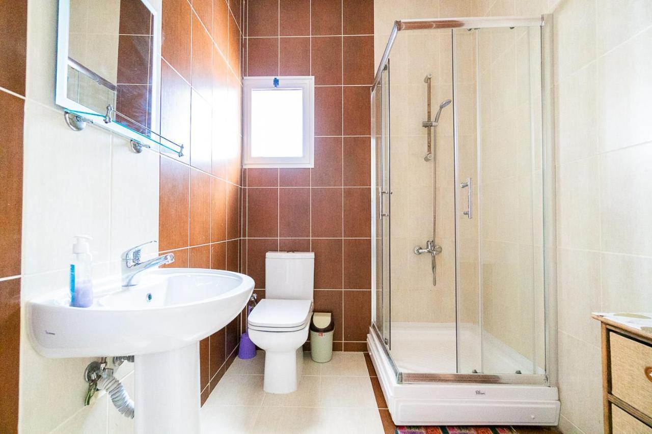 Luxury Two-Bedroom Apartment In Amazing Place Lukomorye C4 Karavas  Exterior photo